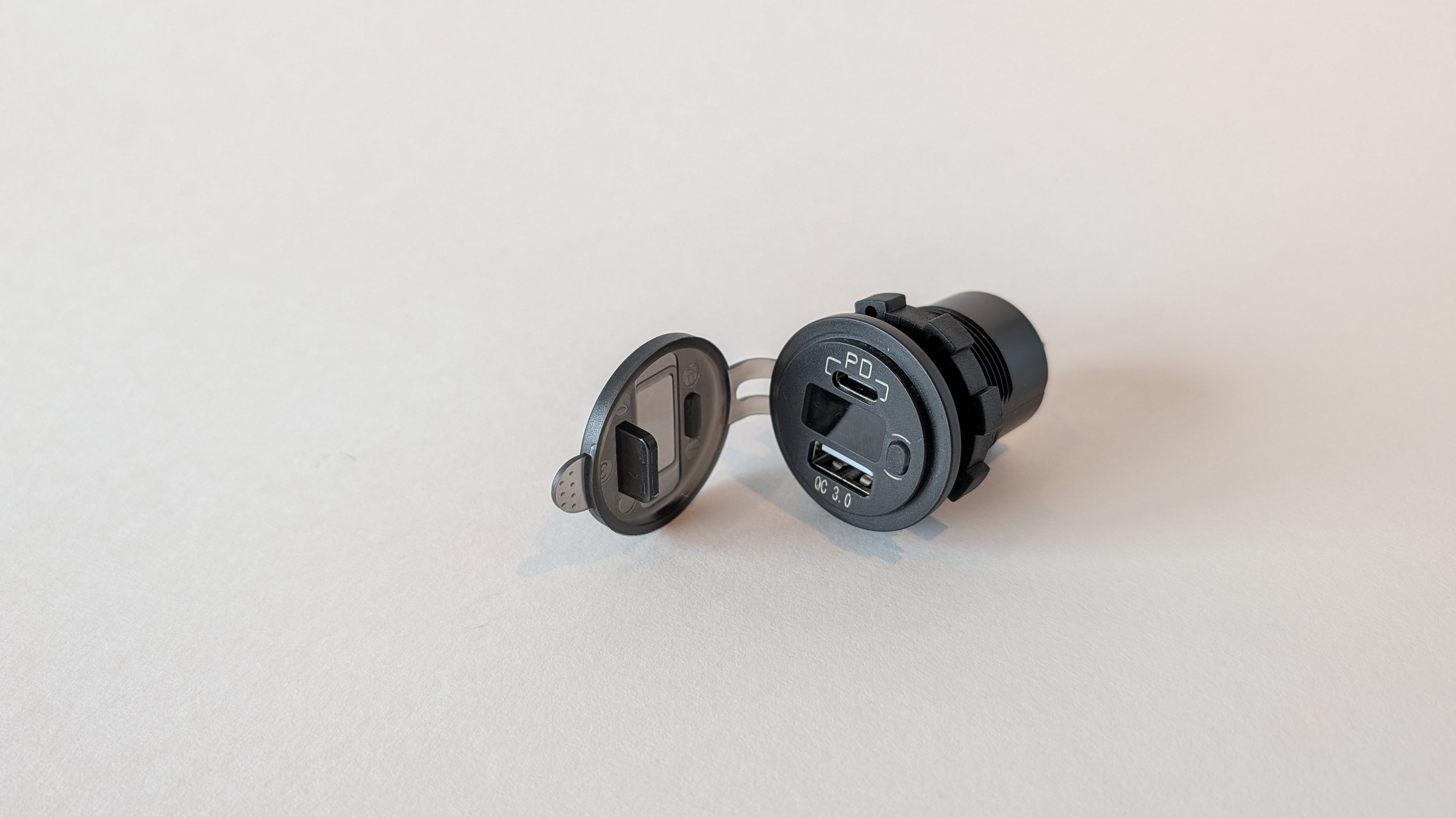 12V USB Outlet with Voltmeter